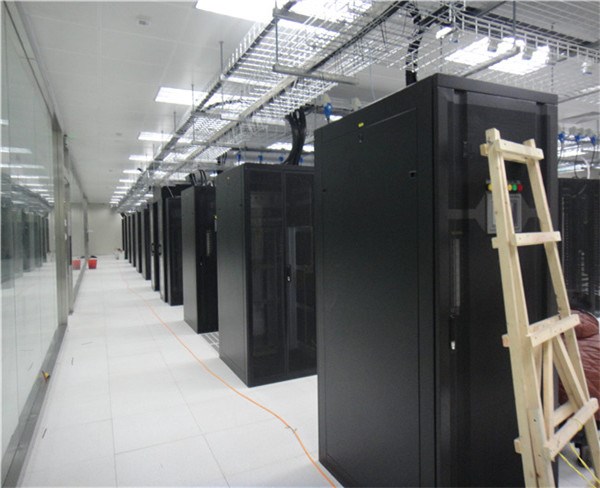 巨大的玻璃幕墙可让外面的光线充分照入大厅