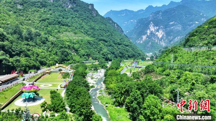 2000余名中外漂流爱好者齐聚湖北兴山搏浪飞舟点