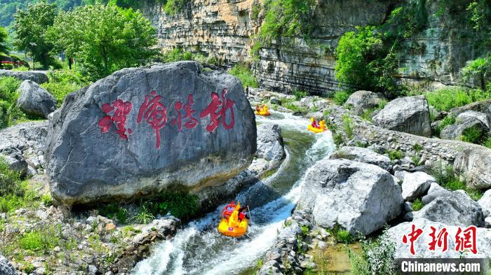2000余名中外漂流爱好者齐聚湖北兴山搏浪飞舟点