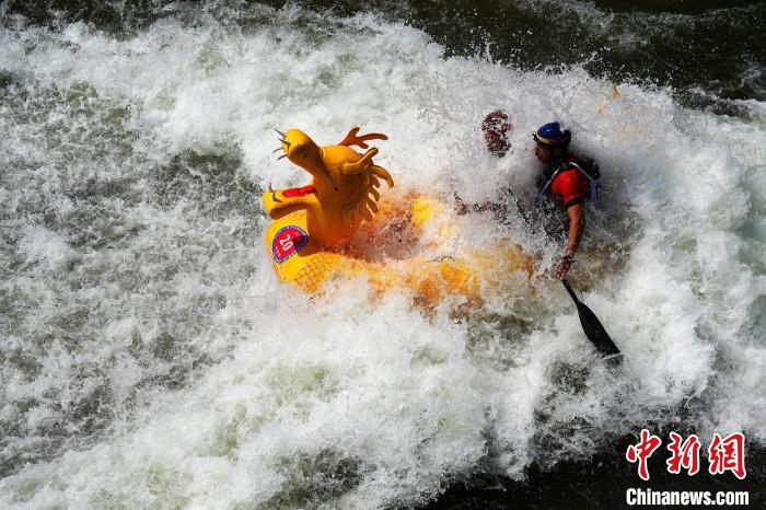 2000余名中外漂流爱好者齐聚湖北兴山搏浪飞舟点