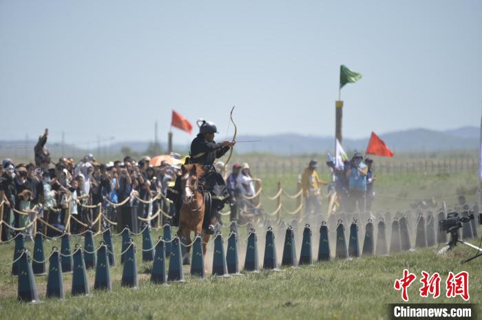 内蒙古锡林郭勒盟白音锡勒牧场:60余名骑射选手