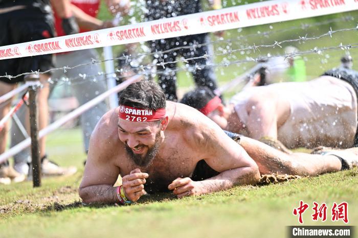 2025斯巴达勇士赛成都站开赛 近6000名勇士挑战障