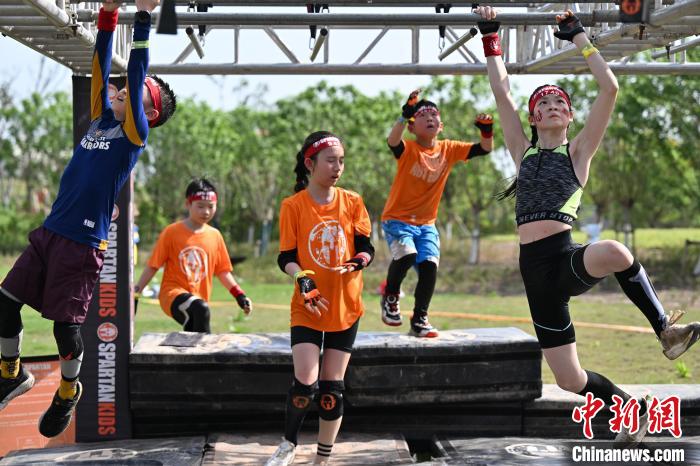 2025斯巴达勇士赛成都站开赛 近6000名勇士挑战障