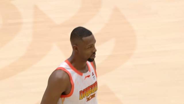 山东男篮新外援首秀遇挑战，力克江苏男篮