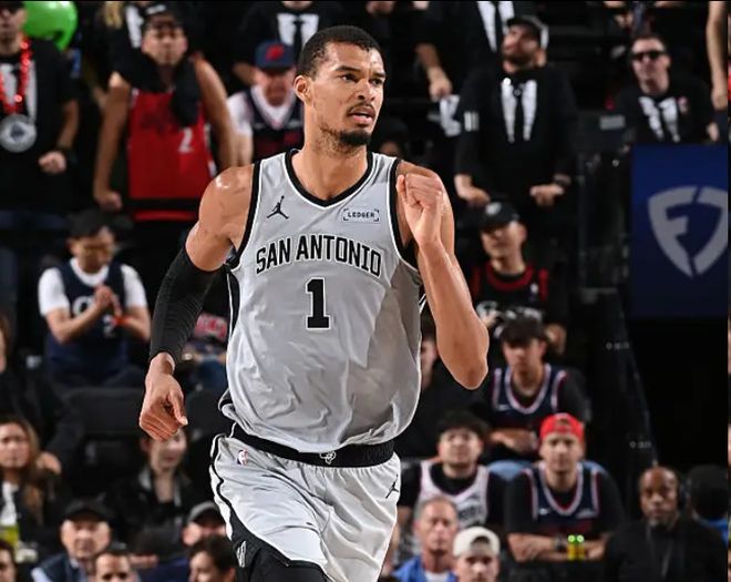 快船主场迎战马刺莱昂纳德缺阵仍顽强拼搏