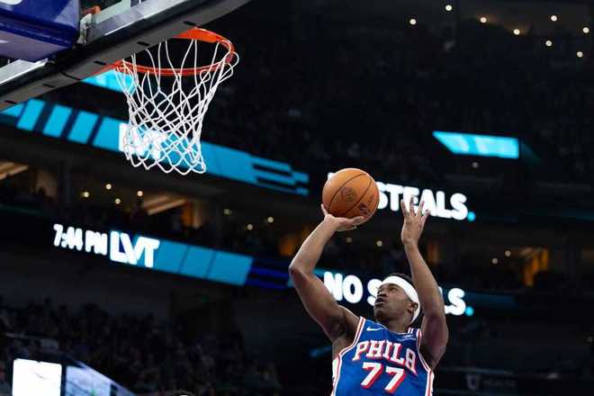 76人逆转爵士双杀对手 埃奇库姆带伤鏖战助队取