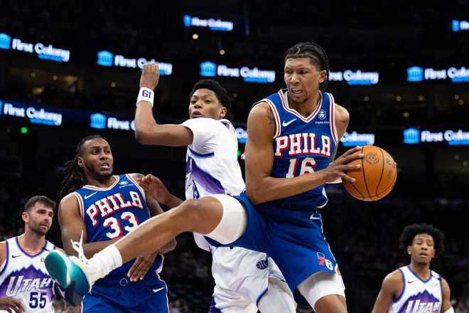 76人逆转爵士双杀对手 埃奇库姆带伤鏖战助队取