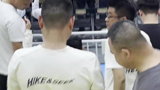 四川男篮惨败广东遭遇三十连败 杜锋遭球迷现场