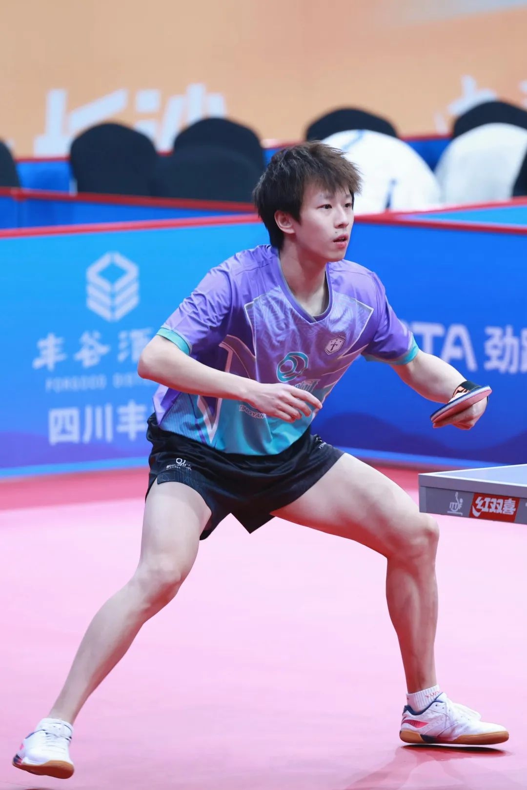 林高远捧得年度社交影响力运动员奖杯：从乒乓