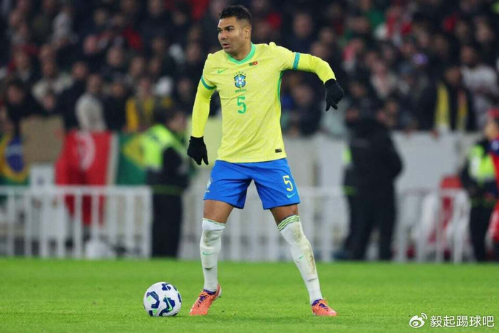 巴西传奇卡洛斯盛赞卡塞