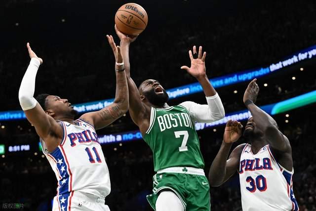 76人客场力克凯尔特人 系列赛战平